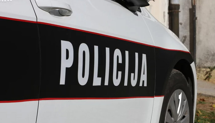 Incident u Kamberovića čikmi: Nepoznata osoba oštetila parkirano vozilo